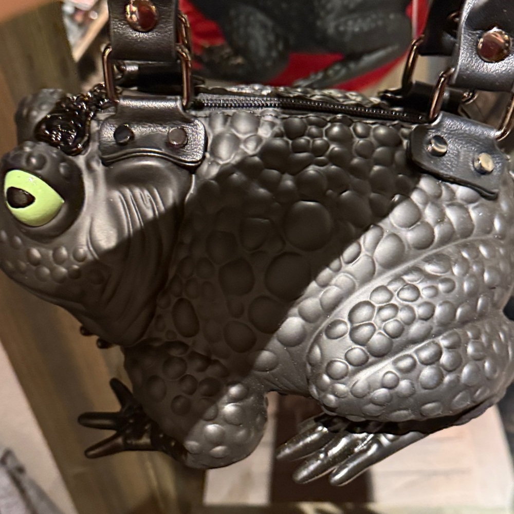 Black Textured Frog Handbag - Picture 8 of 10